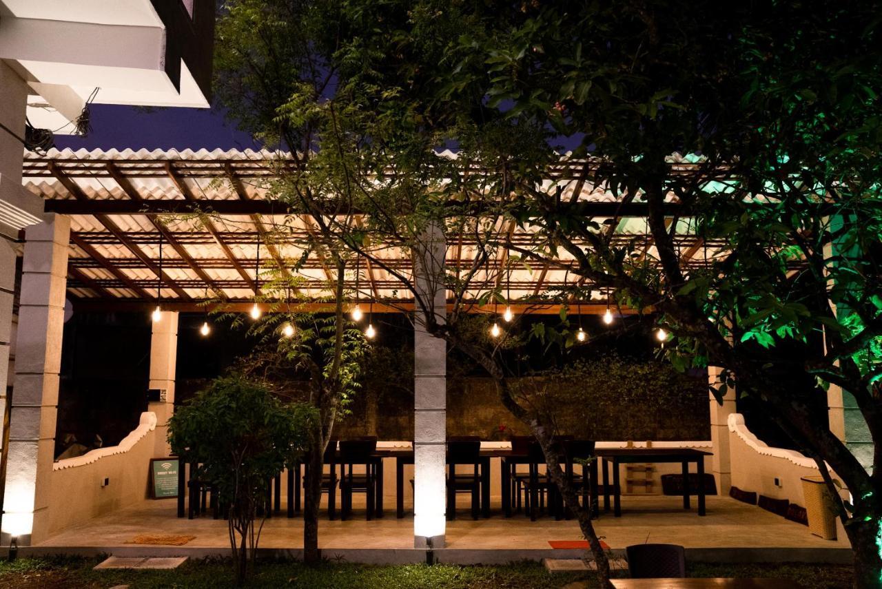 Plantation Surf Inn & Restaurant - Midigama Kelet Kültér fotó