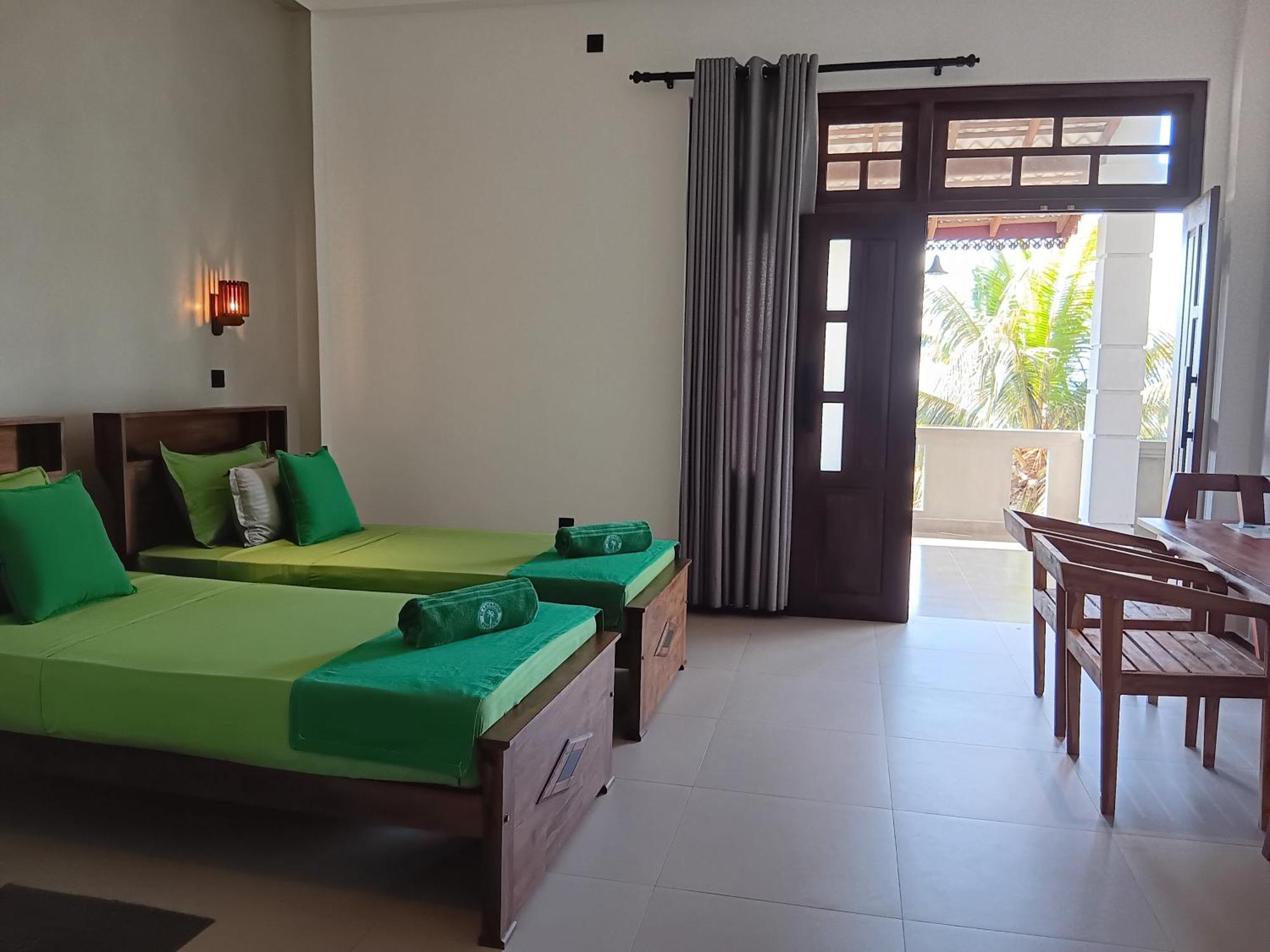 Plantation Surf Inn & Restaurant - Midigama Kelet Kültér fotó