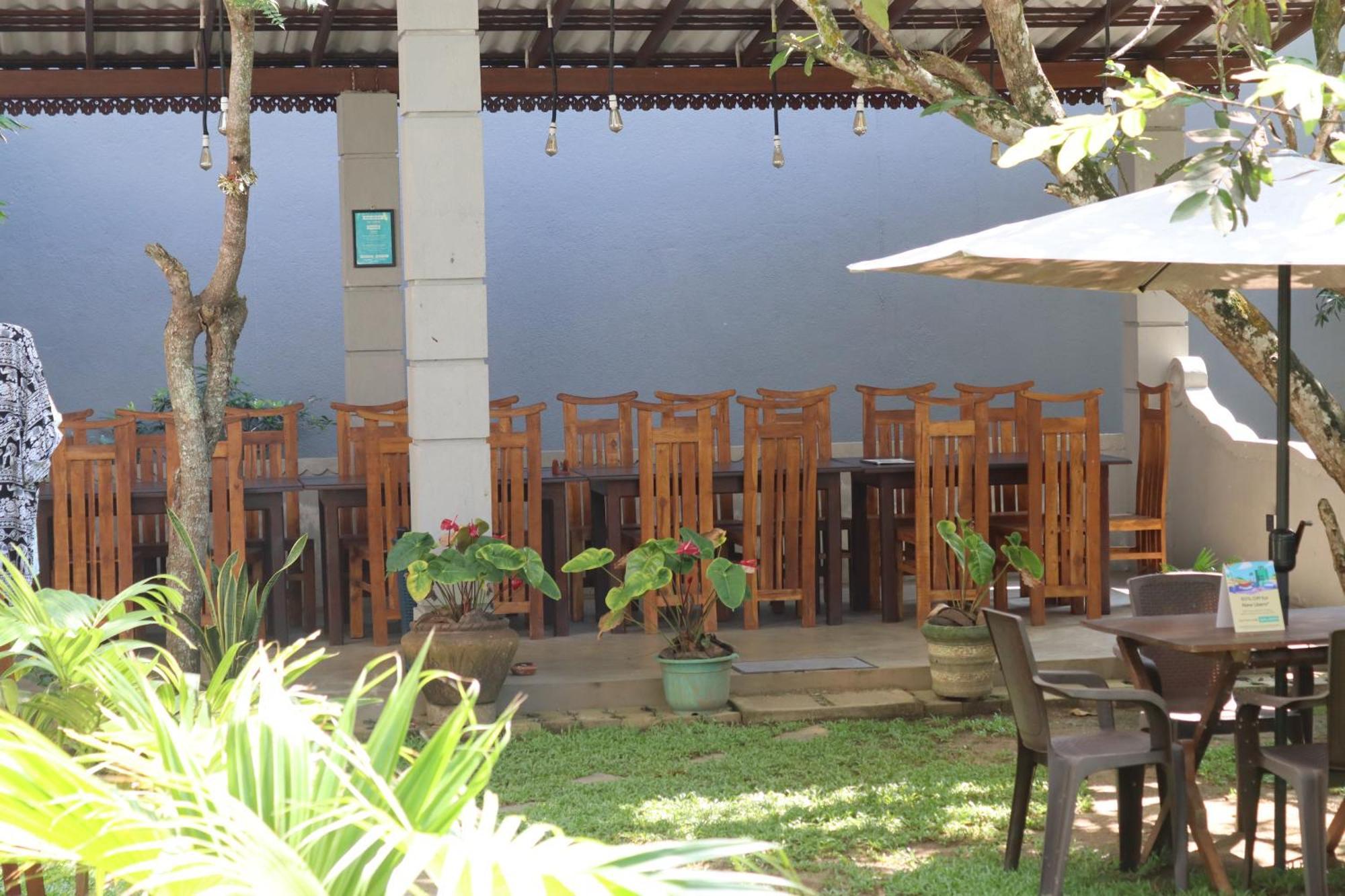 Plantation Surf Inn & Restaurant - Midigama Kelet Kültér fotó
